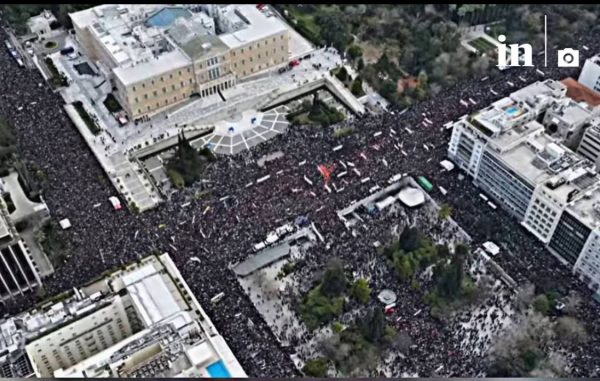 Τέμπη: Μεγαλειώδης συγκέντρωση στο Σύνταγμα – Μετά την τεχνητή ένταση διαδηλωτές επιστρέφουν μαζικά στην πλατεία