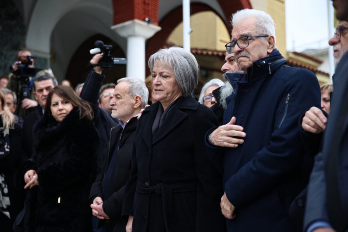 «Σε φαντάζομαι να ζητάς οξυγόνο, όπως τα παιδιά των Τεμπών» – Σε κλίμα οδύνης η κηδεία του 39χρονου Βασίλη Καλογήρου