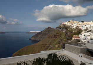 ΠΑΣΟΚ: Απούσα η κυβέρνηση από το πάρτι αισχροκέρδειας στις τιμές των εισιτηρίων από Σαντορίνη