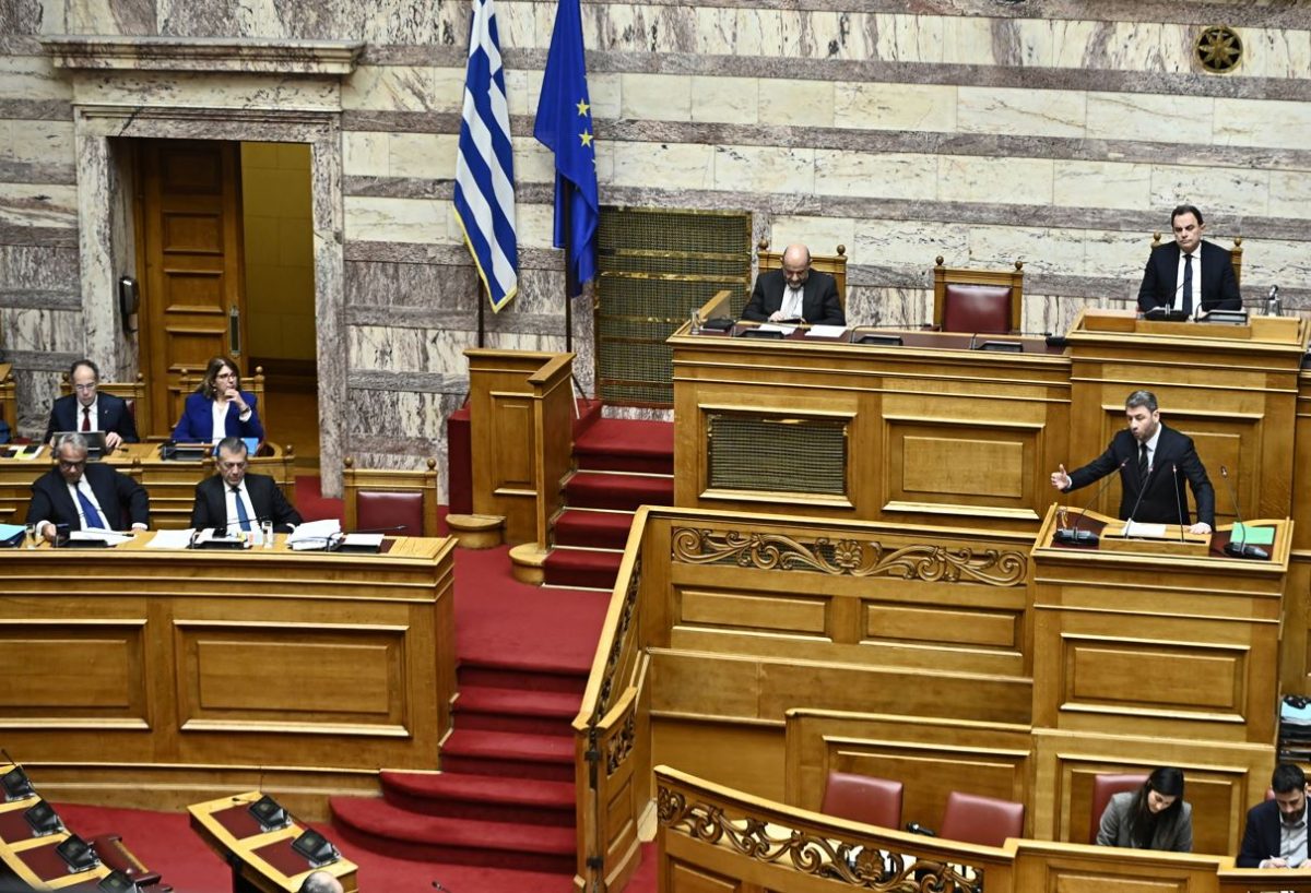 Ένταση στη Βουλή για τα Τέμπη – Κόντρα Βορίδη και Ανδρουλάκη – «Πότε έμαθε ο πρωθυπουργός ότι έλεγε ψέματα;»