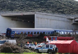 Αντιπολιτευτικά πυρά κατά Μητσοτάκη για τα Τέμπη με αιχμή «τη συγκάλυψη»