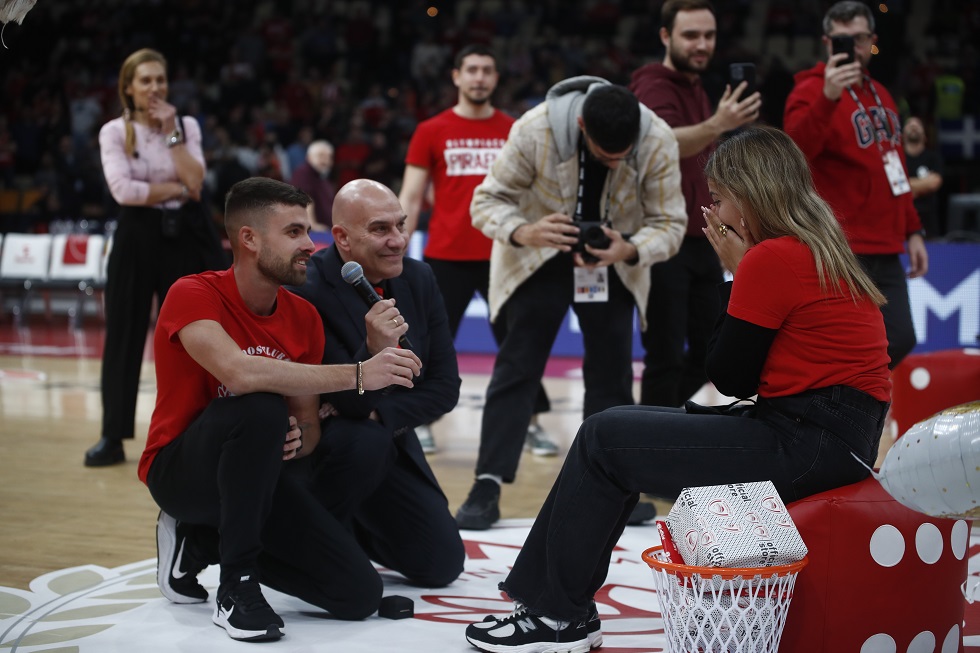 Ολυμπιακός: Το σόου του Φουρνιέ και η πρόταση γάμου στο παρκέ του ΣΕΦ (vid)