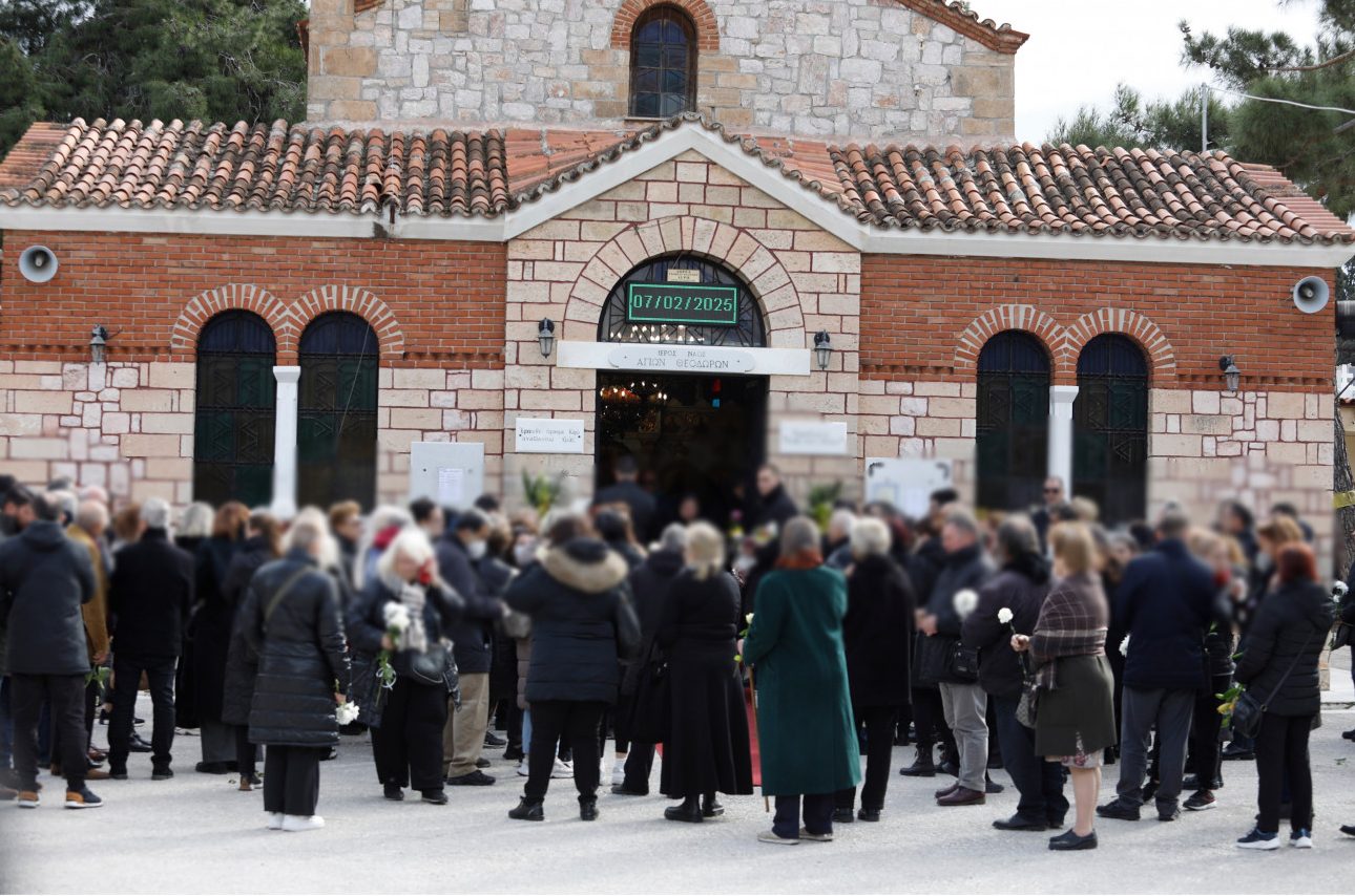 Εικόνα από το κοιμητήριο στην Καλλιθέα κατά την εξόδιο ακολουθία