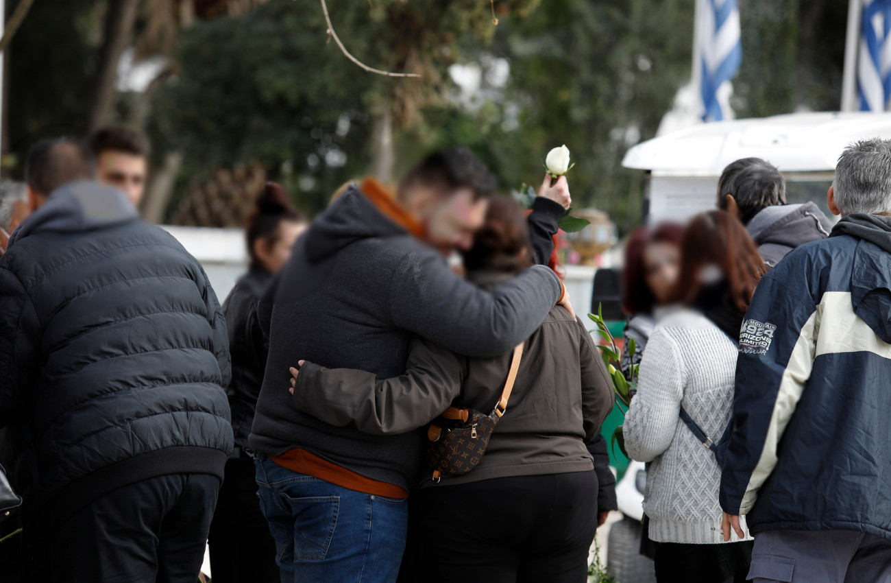 Εικόνα δείχνει συγγενείς να ξεσπούν σε λυγμούς στην αγκαλιά των αγαπημένων τους κατά την εξόδιο ακολουθία για τον μικρό Άγγελο