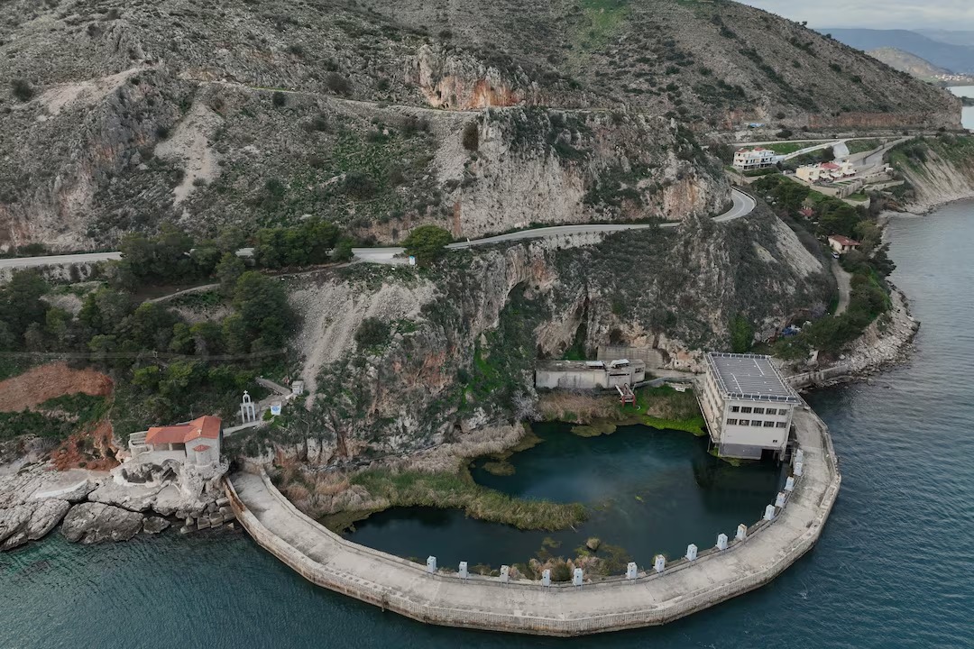 Σε περιόδους λειψυδρίας το Ναύπλιο υδροδοτείται με ακατάλληλο νερό από την υποβρύχια πηγή του Ανάβαλου (Reuters)