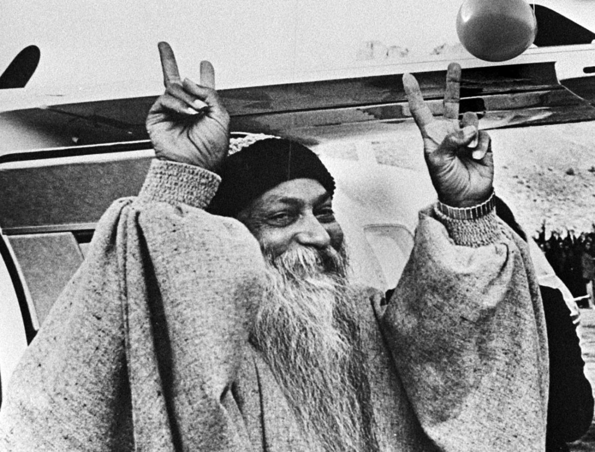 Osho Bhagwan – Η τρελή λατρεία του Ινδού γκουρού, το κοινόβιο στις ΗΠΑ και το σκάνδαλο