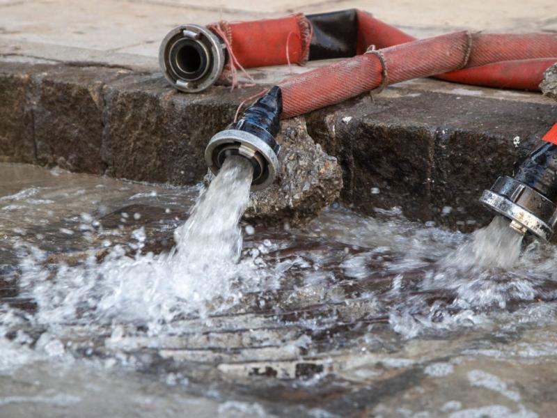 Παλαιό Φάληρο: Έσπασε αγωγός της ΕΥΔΑΠ – Διακοπή της κυκλοφορίας