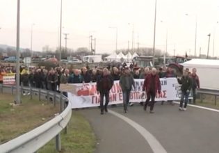 Συνεχίζουν τις κινητοποιήσεις οι αγρότες με μπλόκα και αποκλεισμούς δρόμων