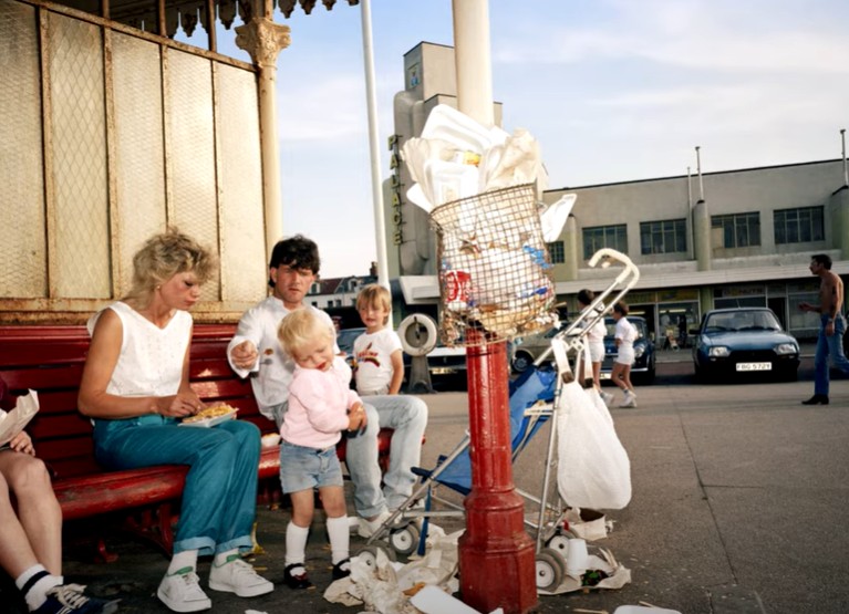 «Είμαι ο Martin Parr» – Τα κλικ του εμπνευσμένου φωτογράφου της τραγικωμικής Βρετανίας