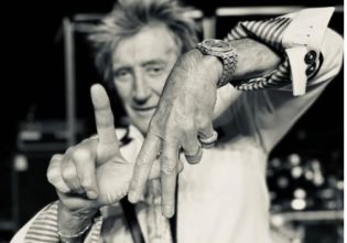 O Rod Stewart έδωσε το παρόν στις μεγάλες συναυλίες για τις φωτιές στο Λος Άντζελες