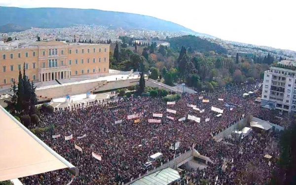 Τέμπη: Στο «κόκκινο» η πολιτική αντιπαράθεση – Στους δρόμους η κοινωνία – Δεν θα αποδοθεί δικαιοσύνη, λέει το 68%