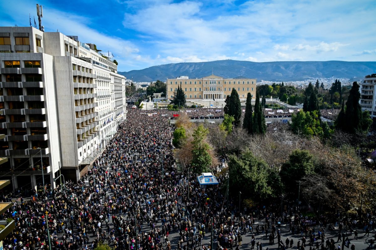 Τέμπη: Στο «κόκκινο» η πολιτική αντιπαράθεση – Στους δρόμους η κοινωνία – Δεν θα αποδοθεί δικαιοσύνη, λέει το 68%