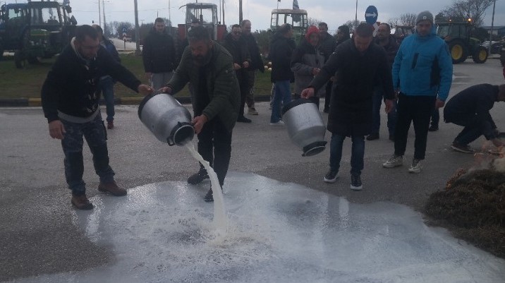 Τρίκαλα: Συμβολικό μπλόκο στον κόμβο Μεγαλοχωρίου – Αγρότες έριξαν γάλα στον δρόμο