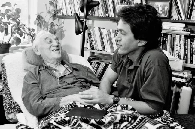 O Mitch Albom kai o Morrie Schwartz κρατούν τα χέρια τους στις 3 Οκτωβρίου του 1995. ©Heather Pillar