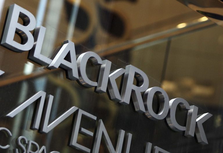 Ο δάκτυλος Τραμπ και η BlackRock – Γιατί υποχωρεί σταδιακά από τις πρωτοβουλίες ESG