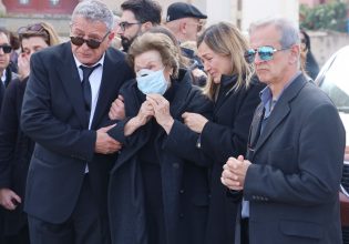 Θλίψη και δάκρυα: Συγγενείς και φίλοι είπαν το τελευταίο «αντίο» στην Καίτη Κωνσταντίνου