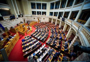 Σκέψεις για αποχή από την ορκωμοσία Τασούλα