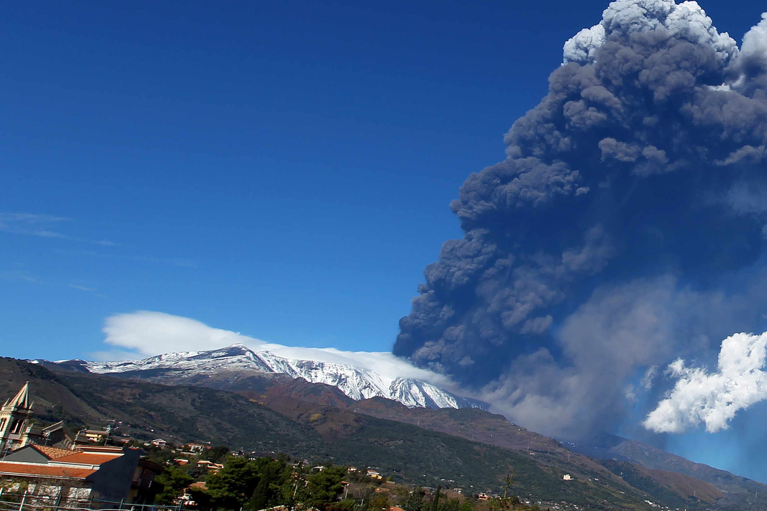 Город этна. Этна Сицилия. Италия вулкан Этна. Рельеф Италии вулкан Этна. Mount Etna.